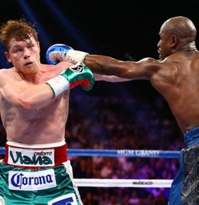 13 anni fa Floyd Mayweather  superò  ai punti Canelo Alvarez per il mondiale dei medi jr