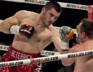 L'ex challenger IBF Kalajdzic vede Beterbiev netto sfavorito contro Bivol nel 3° match !