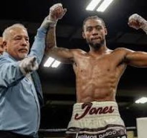L'emergente  superwelter della Florida  Omari  Jones  in azione ad Orlando  contro Sanchez  venerdì 