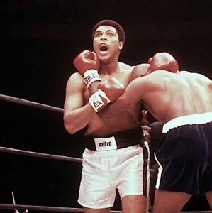 49 anni fa un istrionico Ali difese il mondiale massimi contro il terribile Earnie Shavers 
