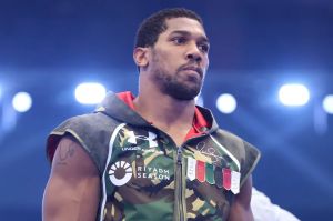 Anthony Joshua risponde per le rime a "zio" Warren dopo che ha affermato che AJ sia in cura da uno psichiatra 