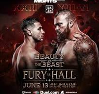 A Manchester in azione il fratello d'arte Tommy Fury in una esibizione con il gigante Hall