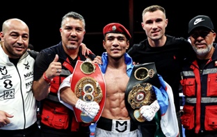 Akhmadaliev premiato con cinture