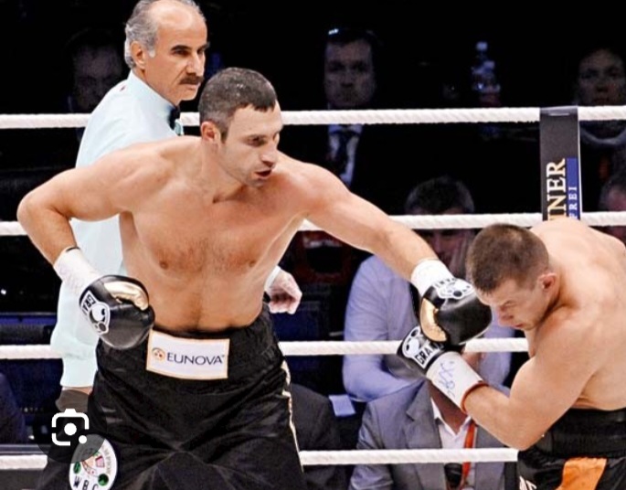 Entra nella Hall of Fame Italia  Massimo Barrovecchio  due volte  miglior arbitro mondiale WBC