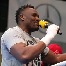 Chisora al microfonoPICASA