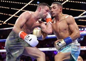 Lopez Theo batte Josh taylor