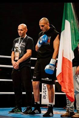 Mustafa Vgan con bandiera tric