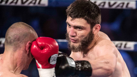 Il due metri Davtaev,  l'ex IBO Mikhalkin e Umar Salamov  sul ring a Mosca mercoledì 