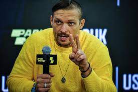 Usyk GIALLO e microfono
